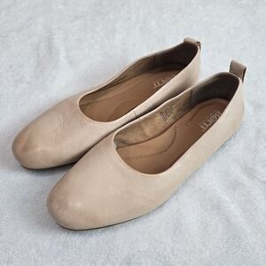 Women's Born Shoes Slip On Flats Beige Tan Leather Round Toe Handcrafted Size 9